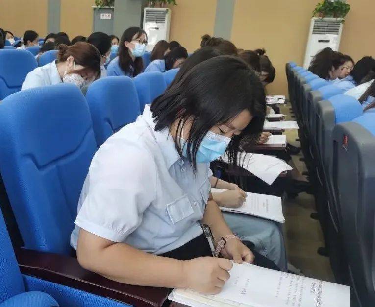 以学成才 以德育人