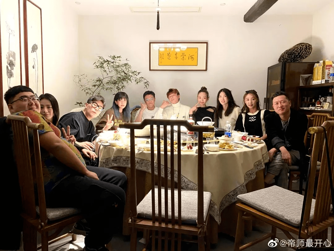 你和年入过亿的爆红主播<strong></p>
<p>摩尔币</strong>，中间只差一位隐秘的资本大佬