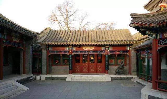 鲁迅每月工资350块大洋<strong></p>
<p>大洋币</strong>，换成现在的人民币值多少钱？