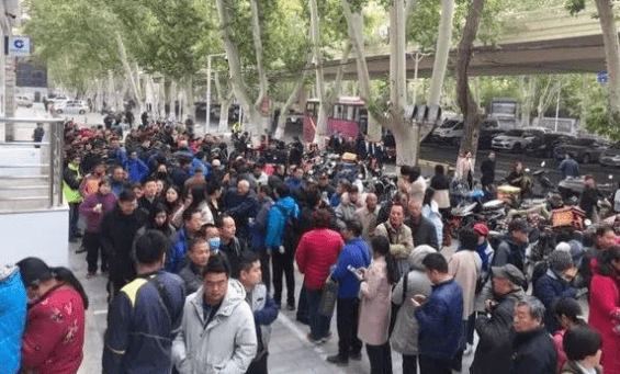 节后币市黑马！这枚异形币暴涨3200+！5元币同时发行<strong></p>
<p>币聊币</strong>，分批预约！