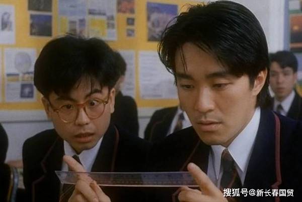 他曾是星爷的御用演员<strong></p>
<p>伯虎币</strong>，如今58岁搬到乡下居住，2000元租老屋满院垃圾