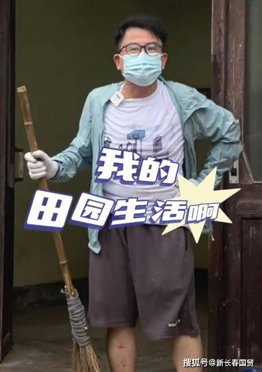 他曾是星爷的御用演员<strong></p>
<p>伯虎币</strong>，如今58岁搬到乡下居住，2000元租老屋满院垃圾