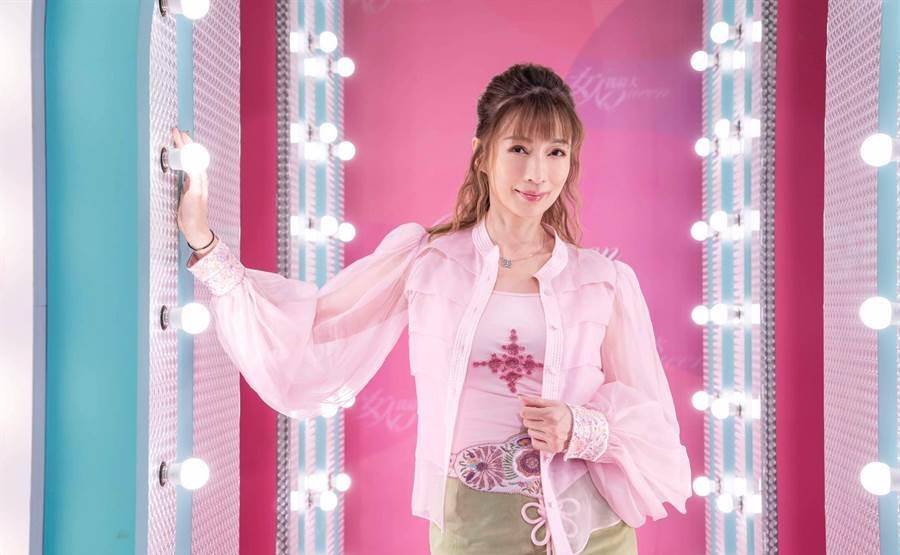 《唐伯虎点秋香》主演罕曝光！为省钱不让女儿上学<strong></p>
<p>伯虎币</strong>，却力捧其出道
