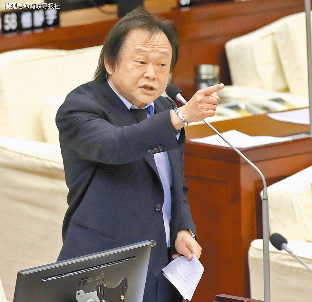 王世坚挺徐巧芯提告<strong></p>
<p>巧币网</strong>，怒轰网军“完全没人格”，呼吁蓝绿白杜绝用网军