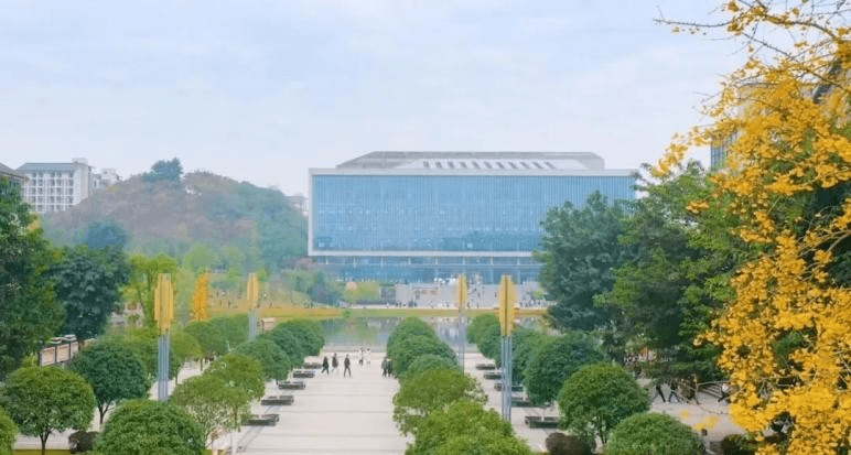 重庆工程职业技术学院：凿开混沌得乌金<strong></p>
<p>乌金</strong>，蓄藏阳和意最深