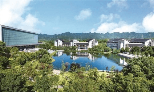重庆工程职业技术学院：凿开混沌得乌金<strong></p>
<p>乌金</strong>，蓄藏阳和意最深