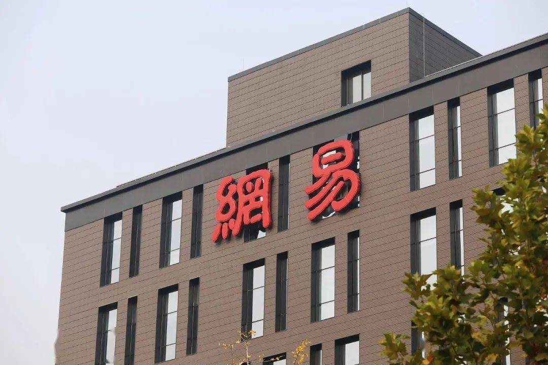 iPhone 15 Pro 系列确认配备 8G 内存 / 华为 Mate60 发布会定档 / 「范特西奶茶」火上热搜