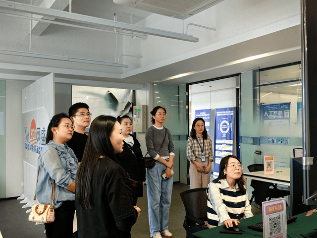 鸡西市政府招商考察团一行莅临网盛生意宝总部网盛大厦考察交流