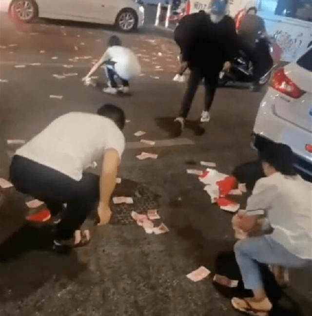 厦门街头惊现神秘男子疯狂“撒币”<strong></p>
<p>酷币网</strong>！现金1分钟内被疯抢？网传原因是它？警方已介入！
