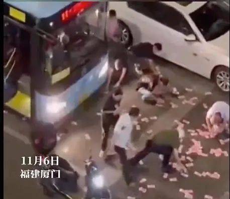厦门街头惊现神秘男子疯狂“撒币”<strong></p>
<p>酷币网</strong>！现金1分钟内被疯抢？网传原因是它？警方已介入！