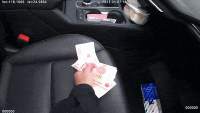 厦门街头惊现神秘男子疯狂“撒币”<strong></p>
<p>酷币网</strong>！现金1分钟内被疯抢？网传原因是它？警方已介入！