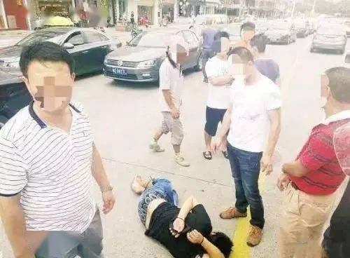 厦门街头惊现神秘男子疯狂“撒币”<strong></p>
<p>酷币网</strong>！现金1分钟内被疯抢？网传原因是它？警方已介入！
