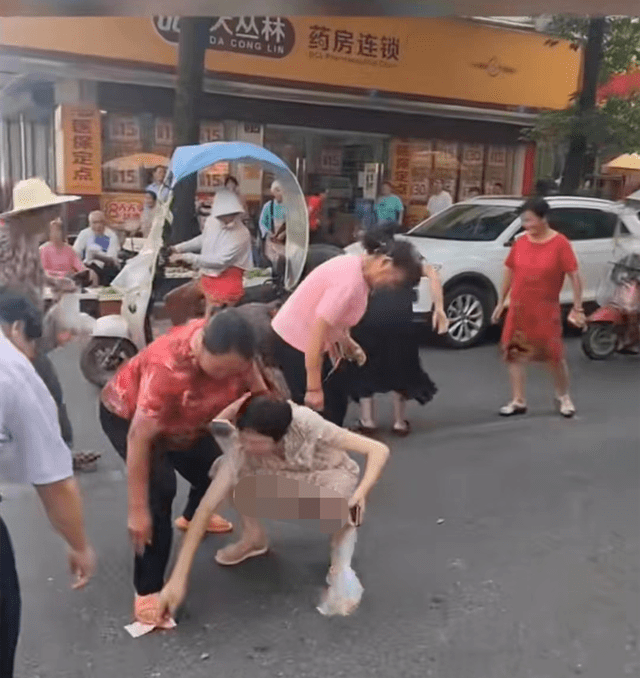 厦门街头惊现神秘男子疯狂“撒币”<strong></p>
<p>酷币网</strong>！现金1分钟内被疯抢？网传原因是它？警方已介入！