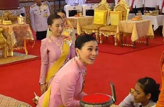 苏提达王后好幸福！68岁泰王终于回归家庭<strong></p>
<p>泰好交易所</strong>，给爱妻满满的安全感