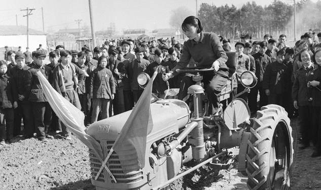 人民币上开拖拉机的女孩：用了几十年人民币<strong></p>
<p>知币上哪个交易所</strong>，晚年才知那人是自己