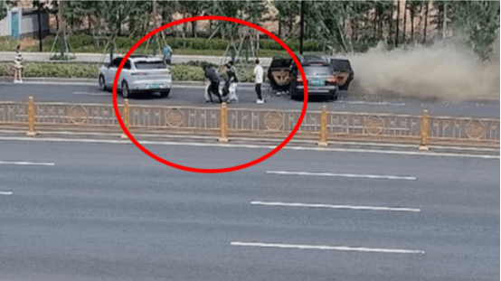 见义勇为<strong></p>
<p>友利交易所</strong>！袁兴、李飞、杨友利、好样的！