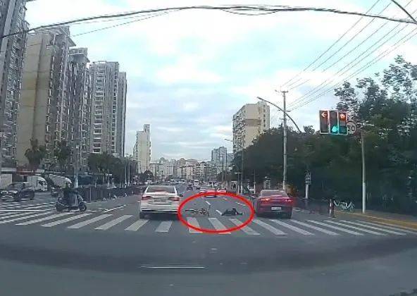 上海杨浦一人骑共享单车闯红灯被撞倒<strong></p>
<p>币安交易所白皮书</strong>，行车记录仪拍下全程