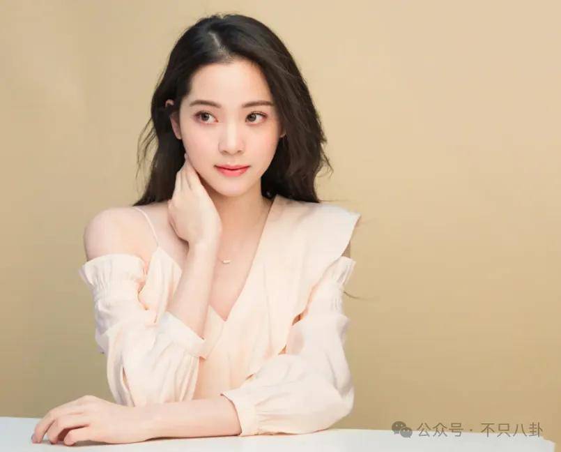 前几年还被嘲长得土<strong></p>
<p>币淘交易所</strong>，如今逆袭成大美女了？！
