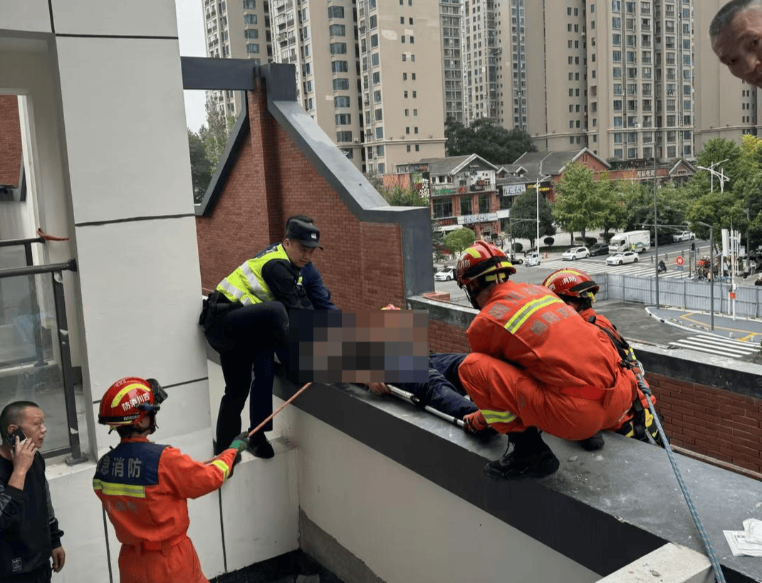 男子安装空调从6楼坠落至2楼平台<strong></p>
<p>币夫交易所排第几</strong>，经抢救脱离生命危险：楼下雨棚救了他一命