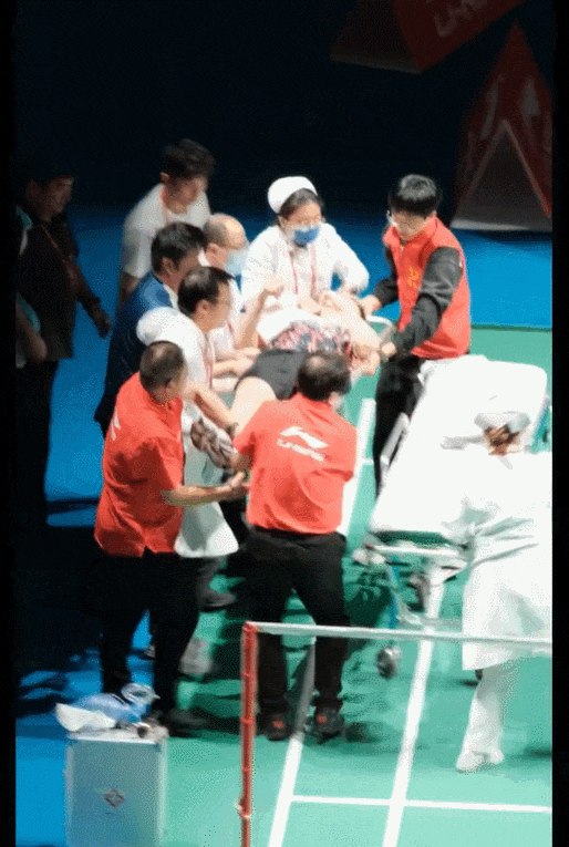 比赛中突发意外<strong></p>
<p>币夫交易所排第几</strong>，世界第一被抬上担架