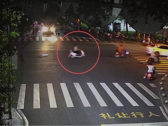 一女子肇事逃逸后仍去逛街<strong></p>
<p>币和网交易所</strong>，被抓后竟称：是路人劝我走的