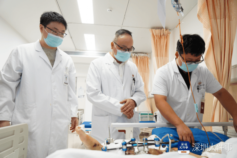 失血过半！深圳男子被三四百斤模具砸到<strong></p>
<p>人气币交易所</strong>，医生全力抢救