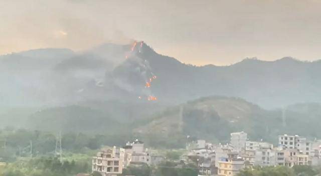 广西博白突发山火<strong></p>
<p>币安交易所排名</strong>，数公里外县城能看到明火，应急：已扑灭，无人员伤亡和重大财产损失