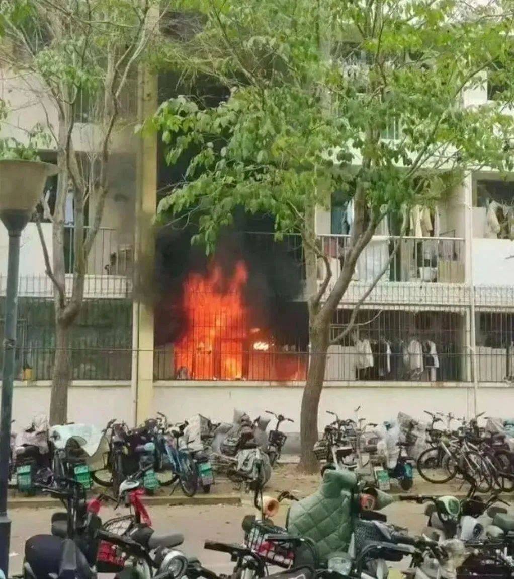 大学宿舍楼起火<strong></p>
<p>星联交易所</strong>，学生挨个刷脸出楼，宿管第一个跑？校方回应