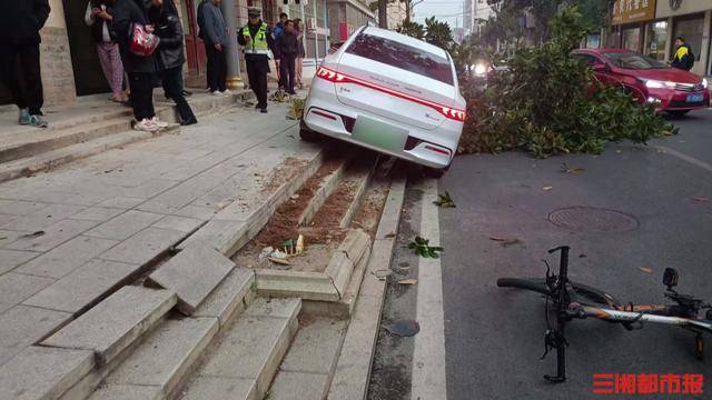 后座孩子喊爸爸<strong></p>
<p>货币交易所价格</strong>，司机回头瞬间撞树撞人
