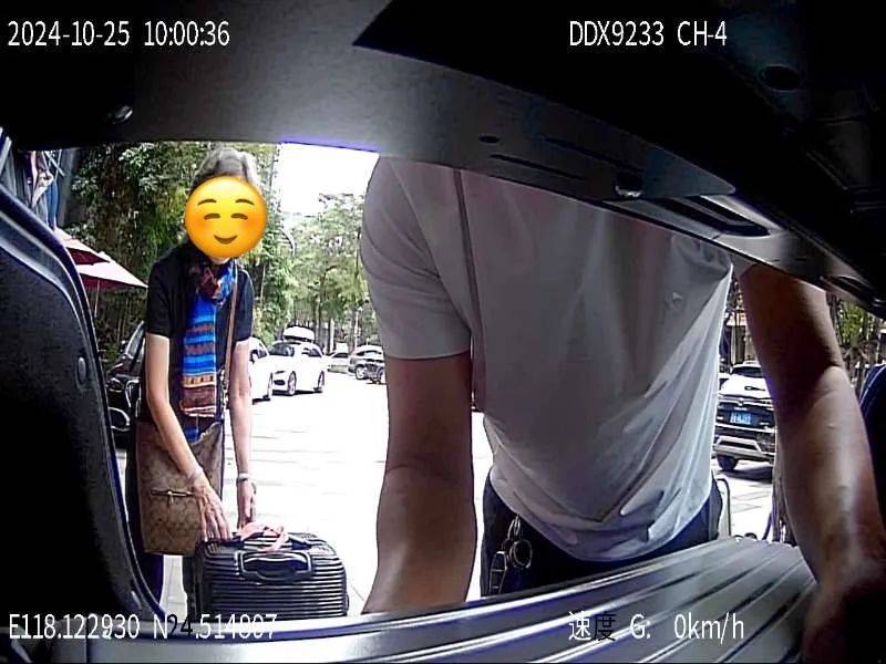 “不可思议！”行李箱遗落厦门出租车10天<strong></p>
<p>F8交易所</strong>，一条留言，5小时找回！