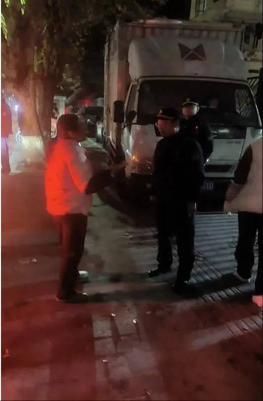 女摊贩欠房租借50元交罚款<strong></p>
<p>7号交易所</strong>，执法要给小商贩留条活路