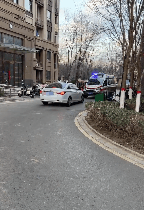 私家车未让救护车反而步步紧逼<strong></p>
<p>pai币在哪个交易所上线</strong>，目击者：老人遗憾离世，河北警方：行政拘留！