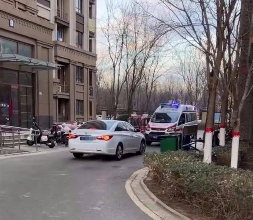 河北廊坊一车辆挡住救护车去路<strong></p>
<p>pai币在哪个交易所上线</strong>，致老人看病延误离世？警方通报：违法车主被行政拘留