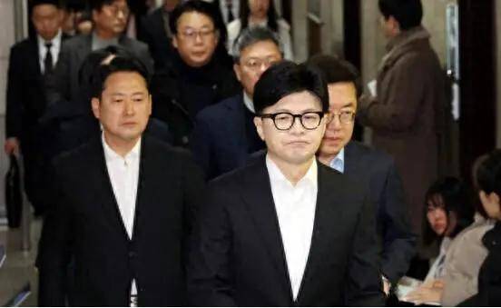 尹锡悦险中求稳：戒严风波逆转<strong></p>
<p>pai币在哪个交易所上线</strong>，国民力量党撑腰，李在明盼破局！
