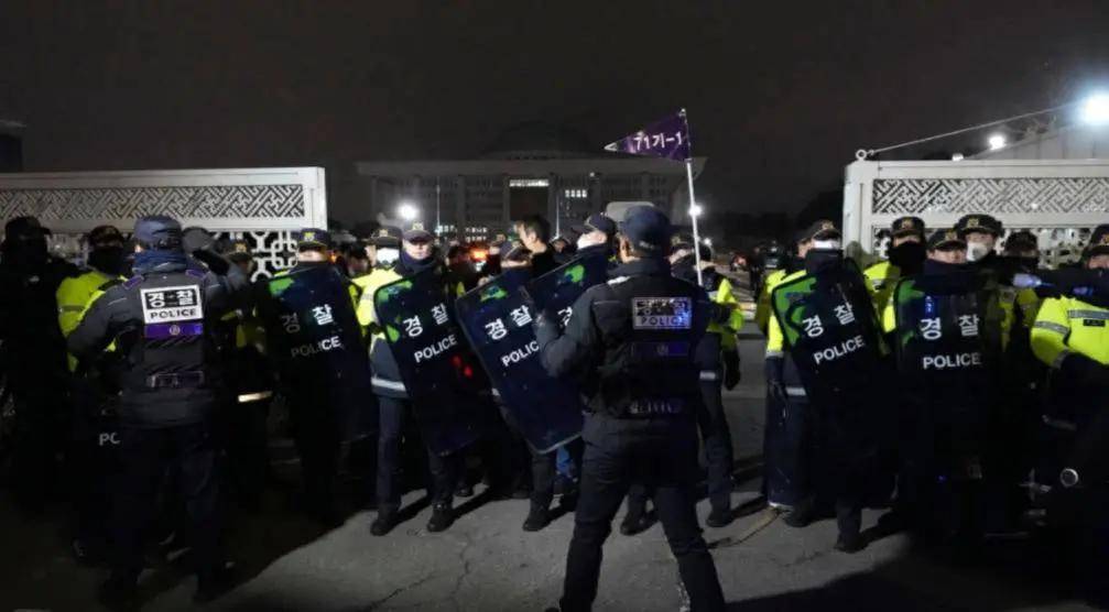 尹锡悦险中求稳：戒严风波逆转<strong></p>
<p>pai币在哪个交易所上线</strong>，国民力量党撑腰，李在明盼破局！