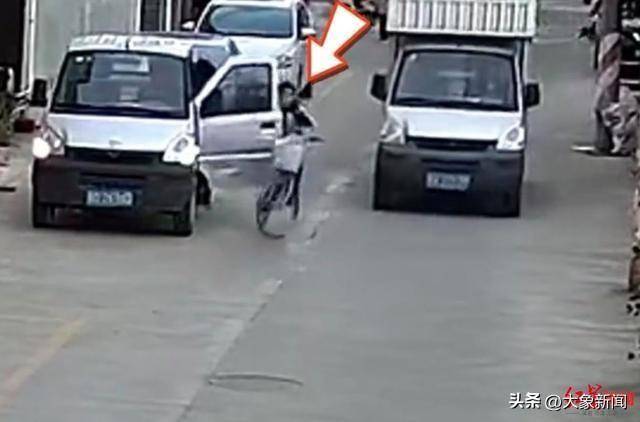 男孩骑单车遭遇“开门杀”<strong></p>
<p>上交易所的币是真币吗</strong>，摔倒后又被小货车碾压 广东汕头有关部门：及时送医，无生命危险