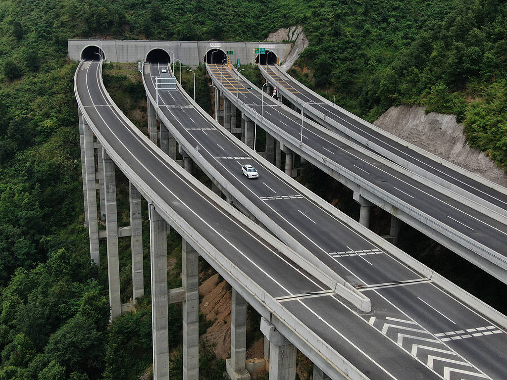 交警高速设卡拦截处罚超速车<strong></p>
<p>9158交易所</strong>，如此“擦边”为安全还是搞钱