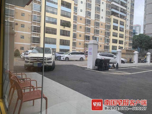 因10元停车费<strong></p>
<p>9158交易所</strong>，男子将奔驰车撂在停车场门口三天三夜