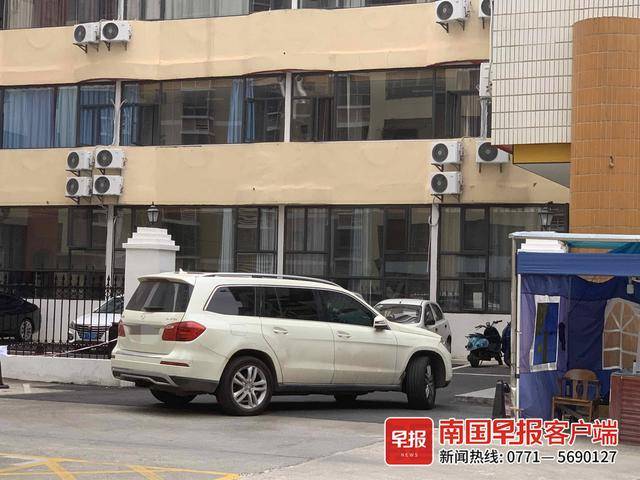 因10元停车费<strong></p>
<p>9158交易所</strong>，男子将奔驰车撂在停车场门口三天三夜