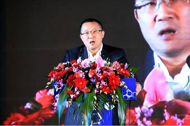富商周旭辉<strong></p>
<p>币成交易所网址</strong>，44岁娶小12岁女星童蕾，获刑3年后，妻女过得如何？