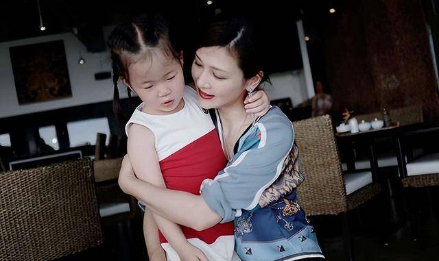 富商周旭辉<strong></p>
<p>币成交易所网址</strong>，44岁娶小12岁女星童蕾，获刑3年后，妻女过得如何？