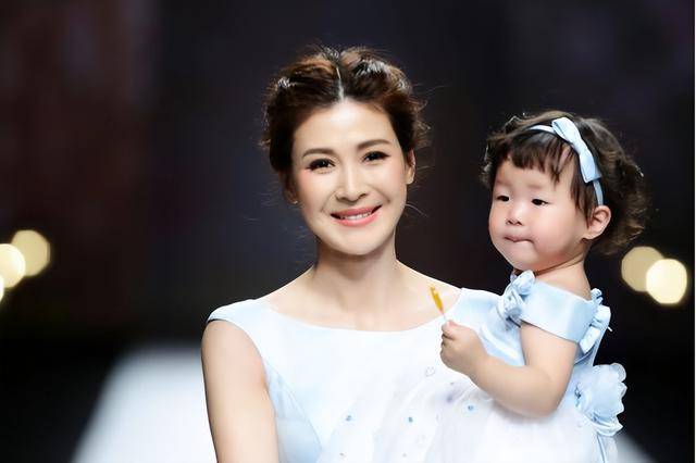 富商周旭辉<strong></p>
<p>币成交易所网址</strong>，44岁娶小12岁女星童蕾，获刑3年后，妻女过得如何？