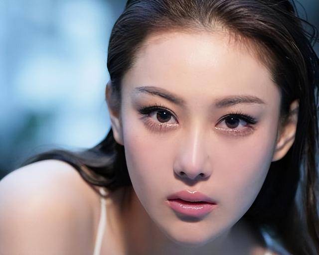 富商周旭辉<strong></p>
<p>币成交易所网址</strong>，44岁娶小12岁女星童蕾，获刑3年后，妻女过得如何？