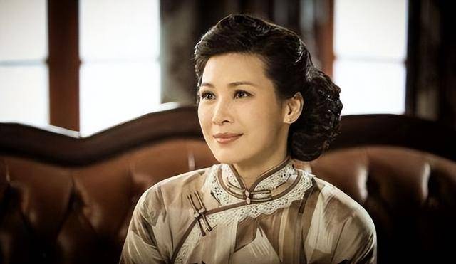 富商周旭辉<strong></p>
<p>币成交易所网址</strong>，44岁娶小12岁女星童蕾，获刑3年后，妻女过得如何？