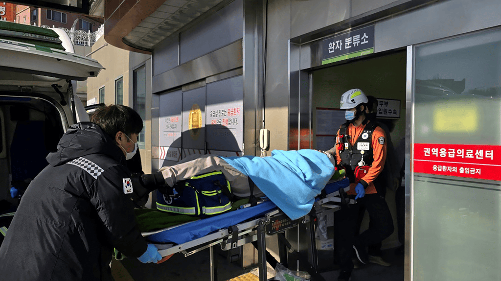 韩国空难两名幸存者：33岁空少恐全身瘫痪<strong></p>
<p>合约交易所</strong>，空姐脚踝和头部受伤