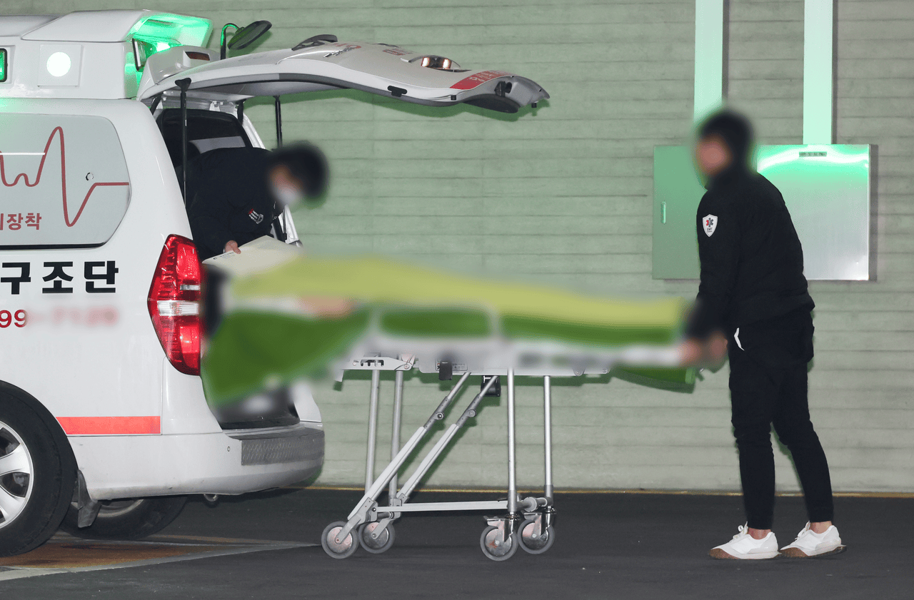韩国空难两名幸存者：33岁空少恐全身瘫痪<strong></p>
<p>合约交易所</strong>，空姐脚踝和头部受伤