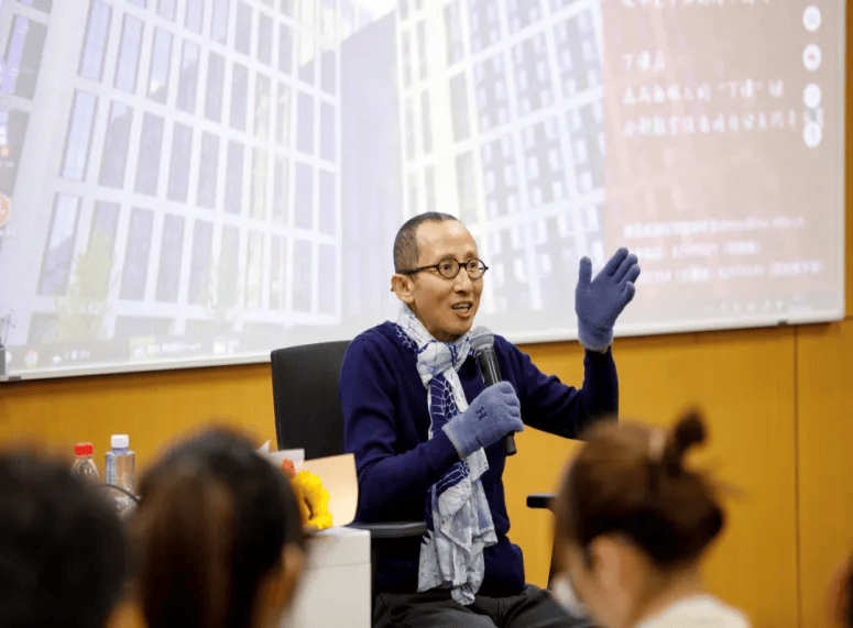 “请不要在我的墓前哭泣<strong></p>
<p>合约交易所</strong>，我不在那里，也没有消失”