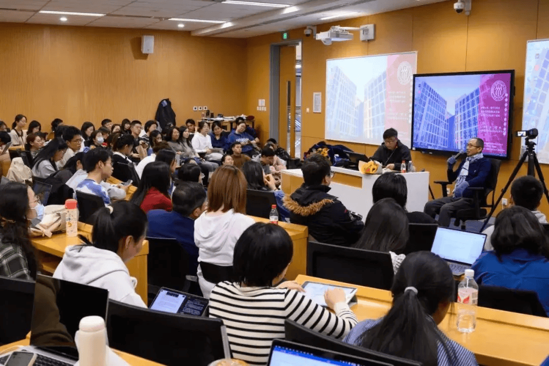 “请不要在我的墓前哭泣<strong></p>
<p>合约交易所</strong>，我不在那里，也没有消失”