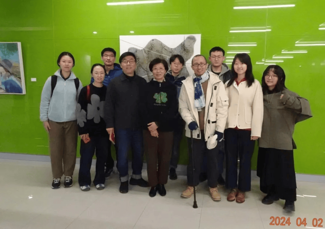 “请不要在我的墓前哭泣<strong></p>
<p>合约交易所</strong>，我不在那里，也没有消失”