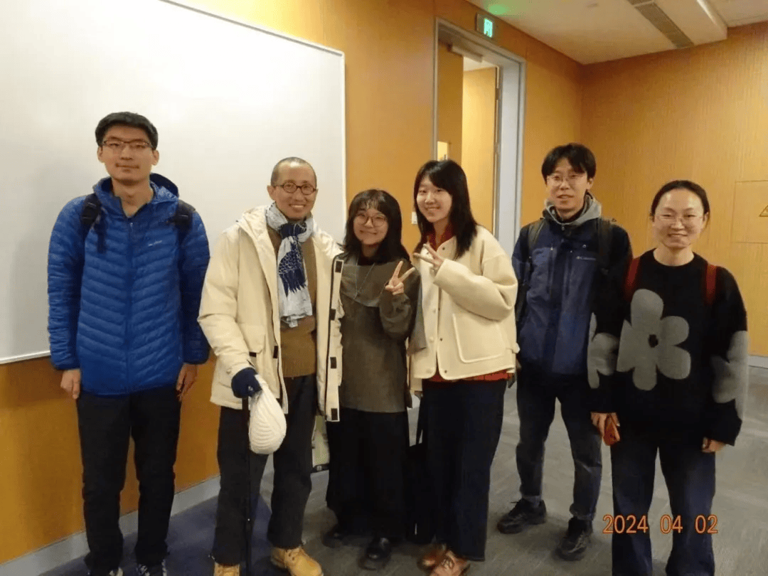 “请不要在我的墓前哭泣<strong></p>
<p>合约交易所</strong>，我不在那里，也没有消失”